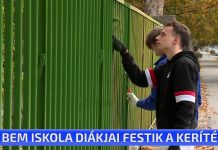 A Bem iskola diákjai festik a kerítést